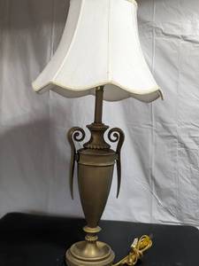 lot 45 image: Vintage Brass Table Lamp