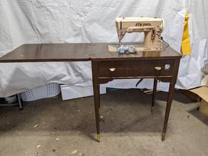 lot 46 image: Vintage Singer Sewing Machine in Stylish Table