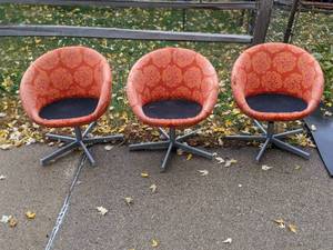 lot 94 image: 3 Orange MCM Like Chairs No Cushions
