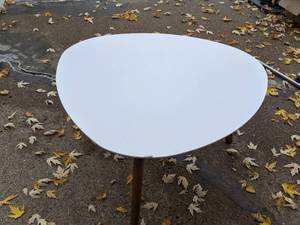 lot 95 image: Beautiful MCM Like Coffee Table