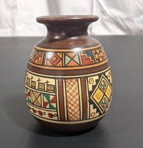 lot 08 image: Hand-Painted Peruvian Vase