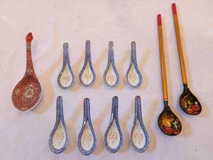 lot 35 image: Chinese Porcelain Spoons