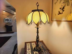 lot 12 image: Vintage Tulip Table Lamp