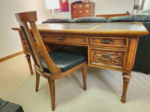 lot 68 image: Vintage Drexel Desk