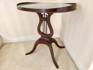 lot 79 image: Fancy Small Table