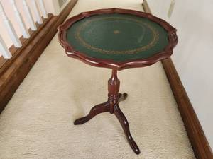 lot 84 image: Small 3 Legged Table