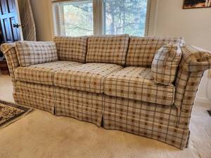lot 87 image: Sofa
