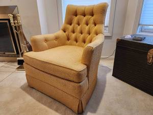 lot 88 image: Upholstered Chair