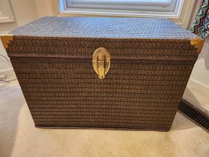 lot 90 image: Blanket Chest