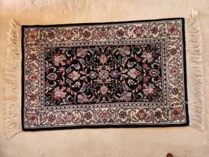 lot 121 image: Oriental Rug