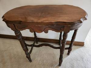 lot 106 image: Small Table