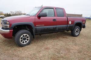 lot 4 image: 2005 GMC Sierra 2500HD Extended Cab Pickup Truck - 6.0L V8 - 110,297 Miles