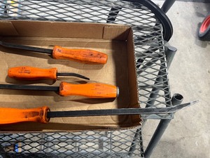 lot 27 image: Assorted Snap-On Prybars