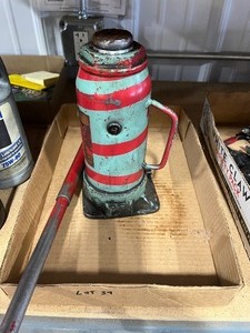 lot 39 image: Hydraulic Bottle Jack and handle