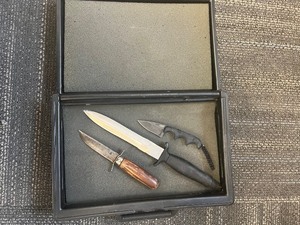 lot 133 image: Hard Case with 3 Knives