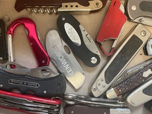 lot 131 image: Box of Jack Knives