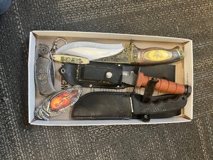 lot 130 image: Box of Knives