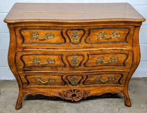 lot 135 image: Vintage Henredon French Provincial Chest of Drawers, Villandry Collection