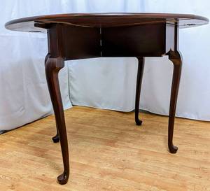 lot 151 image: Round Mahogany Drop Leaf Dining Table