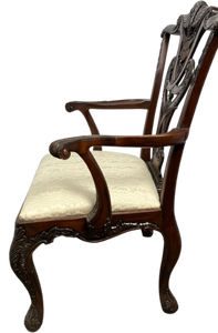 lot 21 image: Henredon Ornately Carved Chippendale Captains Chair