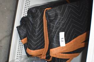lot 32 image: Wen Moving Blankets