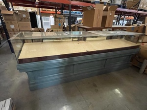 lot 67 image: Large Vintage Glass Top Display Case