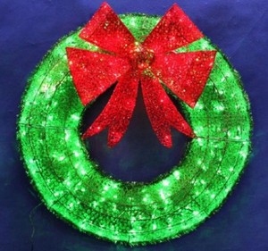 lot 738 image: Home Accents 36 in. Green Tinsel Wreath with Twinkling Lights, 1000007232 - SOLD AS IS