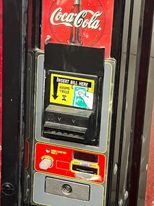 lot 3 image: Coca-Cola Bottled Pop Vending Machine