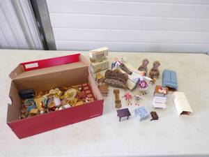 lot 17 image: Vintage Doll House Furniture, People and Accessories