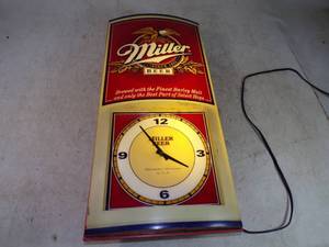 lot 21 image: RARE 1996 Vintage Corner Miller Beer Clock Light Working
