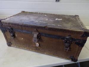 lot 53 image: Fantastic Vintage Military Moving Trunk Great Patina with Vintage Hawaiian Sticker