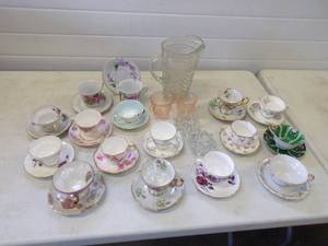 lot 59 image: Fantastic lot of Vintage Tea Cups and other Fabulous Glassware