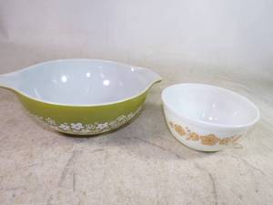 lot 67 image: Lot of 2 Pyrex Mixing Bowls