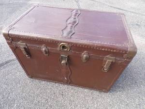 lot 82 image: Vintage Steamer Trunk in Very Good Condition