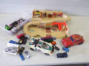 lot 84 image: Mixed Lot of Vintage Hot Wheel Service Station Cars Hotwheels, Hongda, and More
