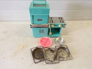 lot 88 image: Working Early Edition Easy Bake Oven and Accessories