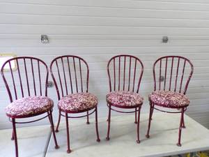 lot 98 image: Lot of 4 Heavy Vintage Mid Century Modern Look Ice Cream Parlor Chairs