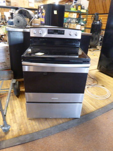 lot 5 image: Amana Electric Stove