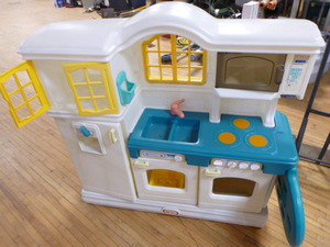 lot 19 image: Little Tykes Play Kitchen