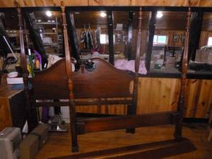 lot 31 image: Four Post Bed