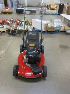 lot 659 image: Toro 22 in. Recycler Briggs & Stratton High Wheel FWD Gas Walk Behind Self Propelled Lawn Mower with Super Bagger (RUNS)