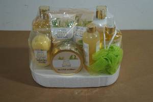 lot 69 image: NEW Elmtree and York Spiced Vanilla Gift Set