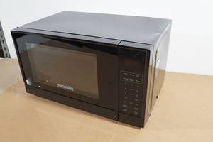 lot 22 image: Proctor Silex 0.7 Cu Ft Countertop Microwave