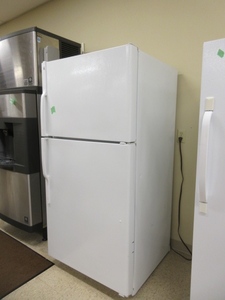 lot 103 image: GENERAL ELECTRIC REFRIGERATOR FREEZER