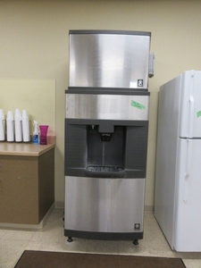 lot 115 image: MANITOWOC COMMERCIAL ICE MAKER - NEEDS A PART