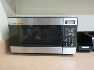 lot 121 image: CLEAN, WORKING MICROWAVES FOR YOUR LUNCHROOM