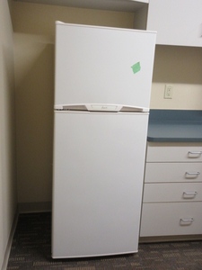 lot 109 image: AVANTI APARTMENT SIZE REFRIGERATOR FREEZER