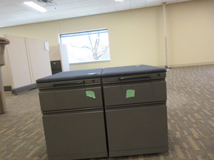 lot 211 image: HERMAN MILLER MOBILE FILE PEDESTAL WITH CUSHION TOP