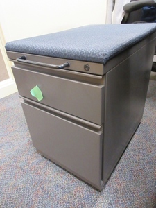 lot 270 image: HERMAN MILLER MERIDIAN MOBILE PEDESTAL FILES WITH UPHOLSTERED TOPS