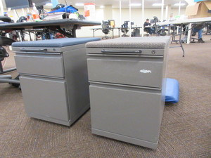 lot 281 image: HERMAN MILLER MERIDIAN MOBILE PEDESTAL FILE UNITS WITH UPHOLSTERED TOP